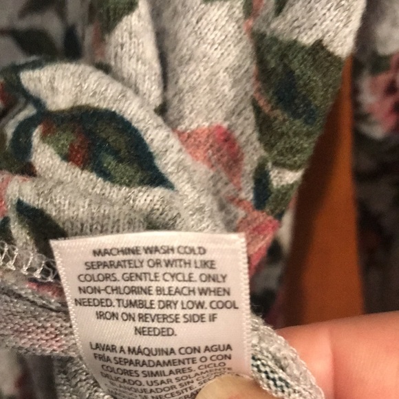 Long sleeve tunic style gray floral top 3X - Picture 4 of 6